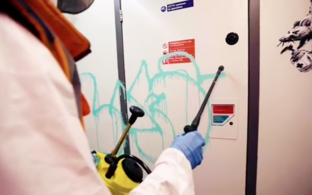 Новая работа Banksy "прожила" два часа