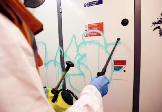 Новая работа Banksy "прожила" два часа